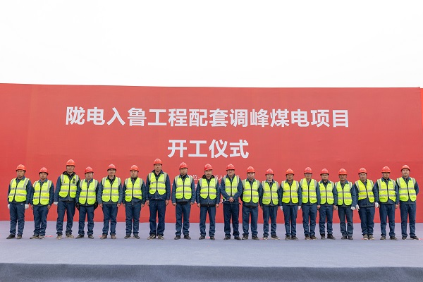 3、万象城在线登录副总经理冯总一行与项目管理人员合影留念.jpg 3、万象城在线登录副总经理冯总一行与项目管理人员合影留念.jpg