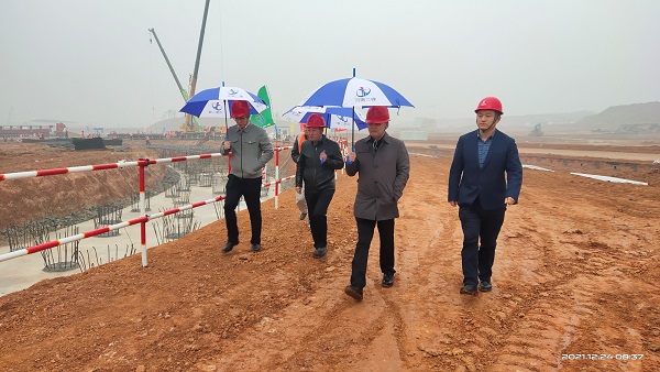 万象城在线登录董事、副总经理崔向军视察施工现场.jpg 万象城在线登录董事、副总经理崔向军视察施工现场.jpg