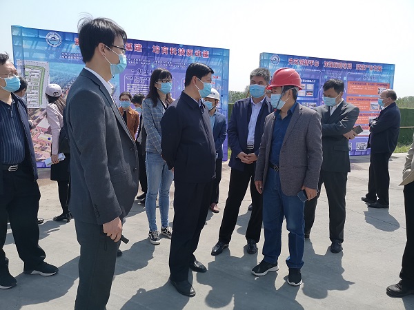 万象城在线登录副总经理闫龙广与史占勇副市长就工程创优详细交谈.jpg