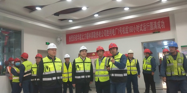 万象城在线登录副总经理贾建龙与北方联合电力公司董事长李向良、基建副总李悦、北方锡林浩特热电公司董事长李文东在移交现场亲切交流.jpg
